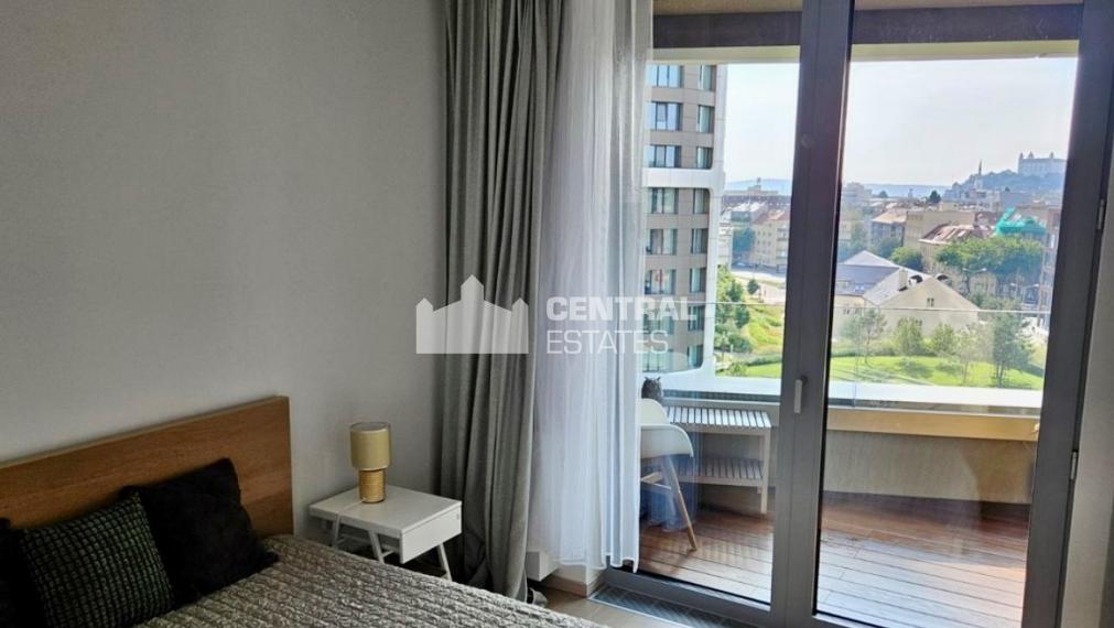 Útulný 2- izbový byt v novostavbe Skypark s loggiou na prenájom v Starom meste