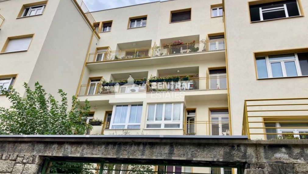 Kompletne zrekonštruovaný 3- izbový byt s balkónom na prenájom v Starom meste