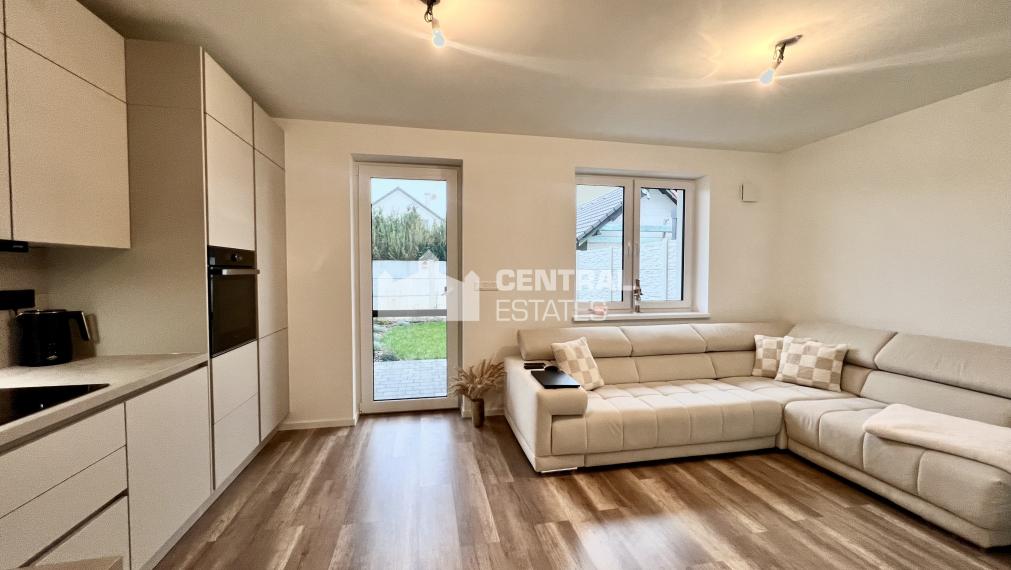 2- izbový byt v novostavbe, 47 m2 predzáhradka, parkovanie