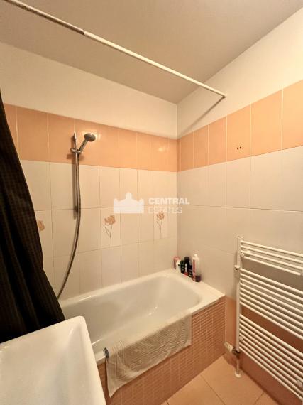 Priestranný 2- izbový byt v novostavbe s balkónom a parkovaním na predaj v Ružinove