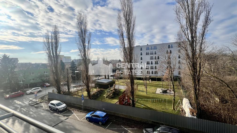 Priestranný 2- izbový byt v novostavbe s balkónom a parkovaním na predaj v Ružinove