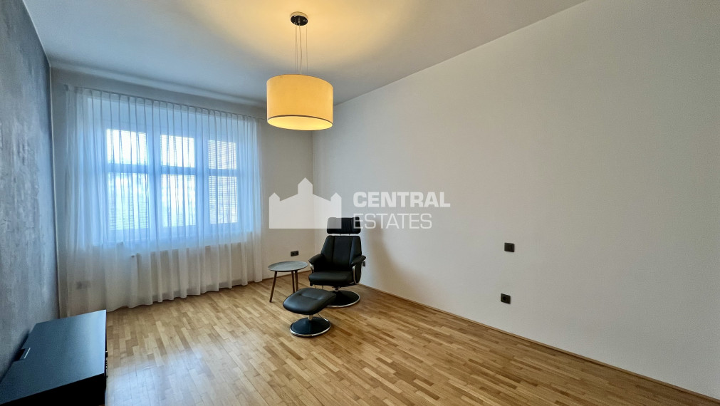 Štýlový 4- izbový byt s lodžiou na prenájom v Novom meste