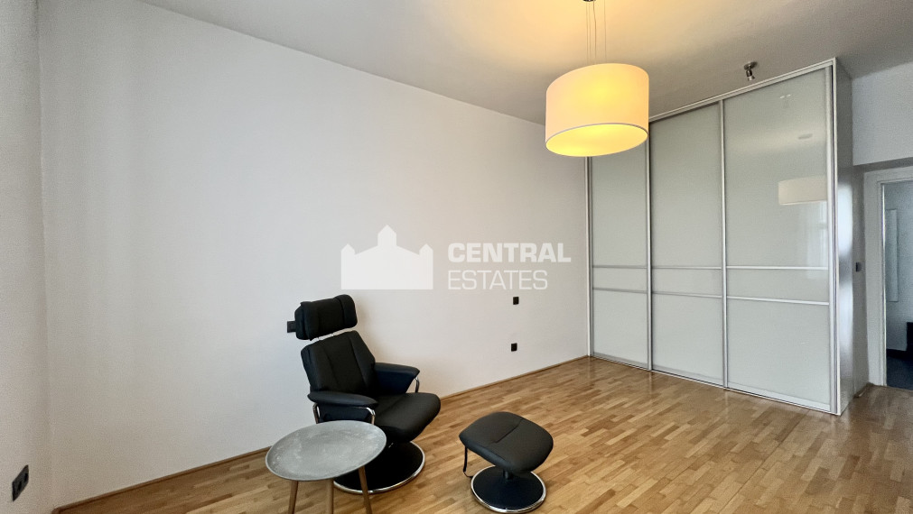 Štýlový 4- izbový byt s lodžiou na prenájom v Novom meste