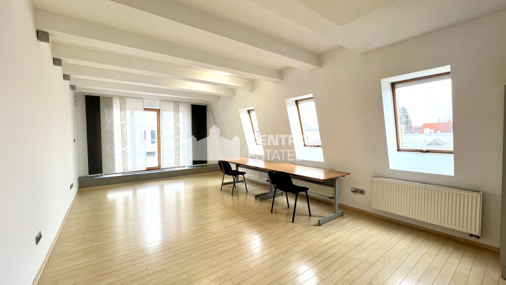 Dvojpodlažný rodinný dom s terasou a garážou na prenájom v Ružinove