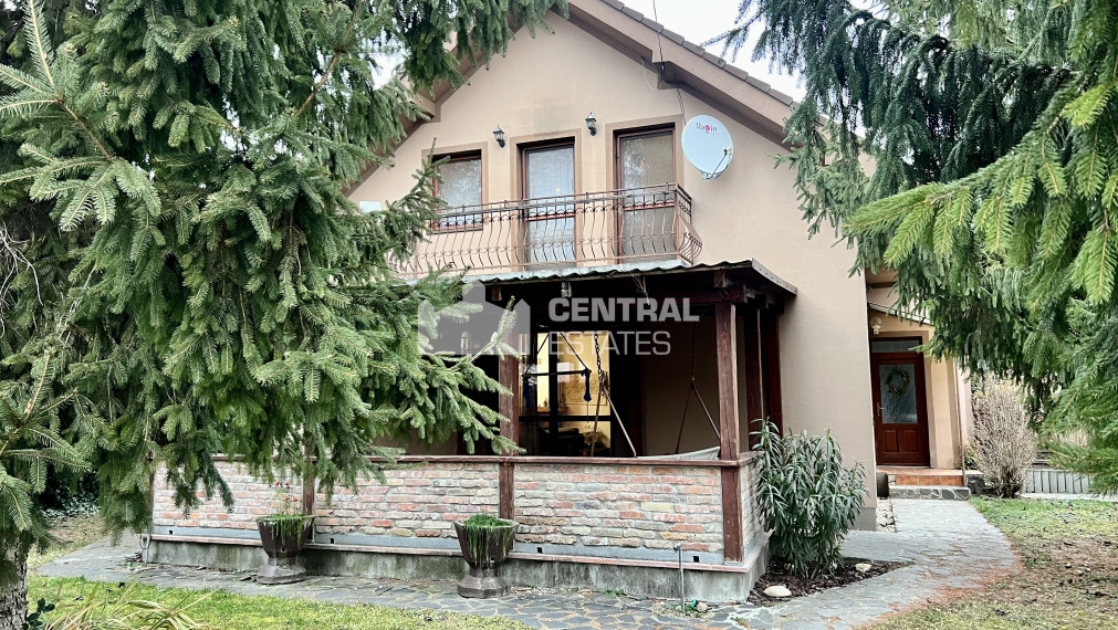 5- izbový rodinný dom s rozľahlým pozemkom pri vode na predaj v Tomášove