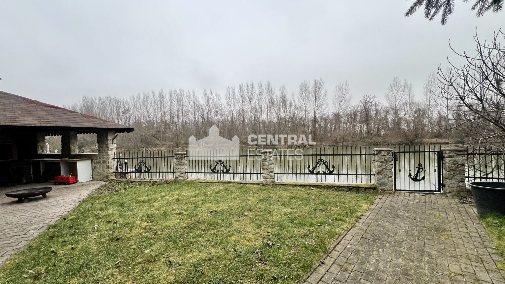 5- izbový rodinný dom s rozľahlým pozemkom pri vode na predaj v Tomášove