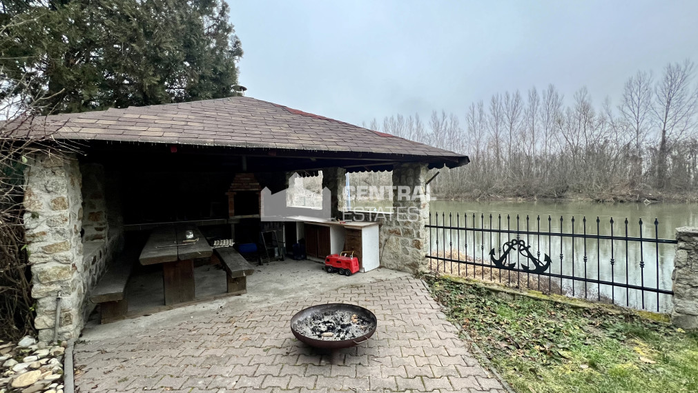 5- izbový rodinný dom s rozľahlým pozemkom pri vode na predaj v Tomášove