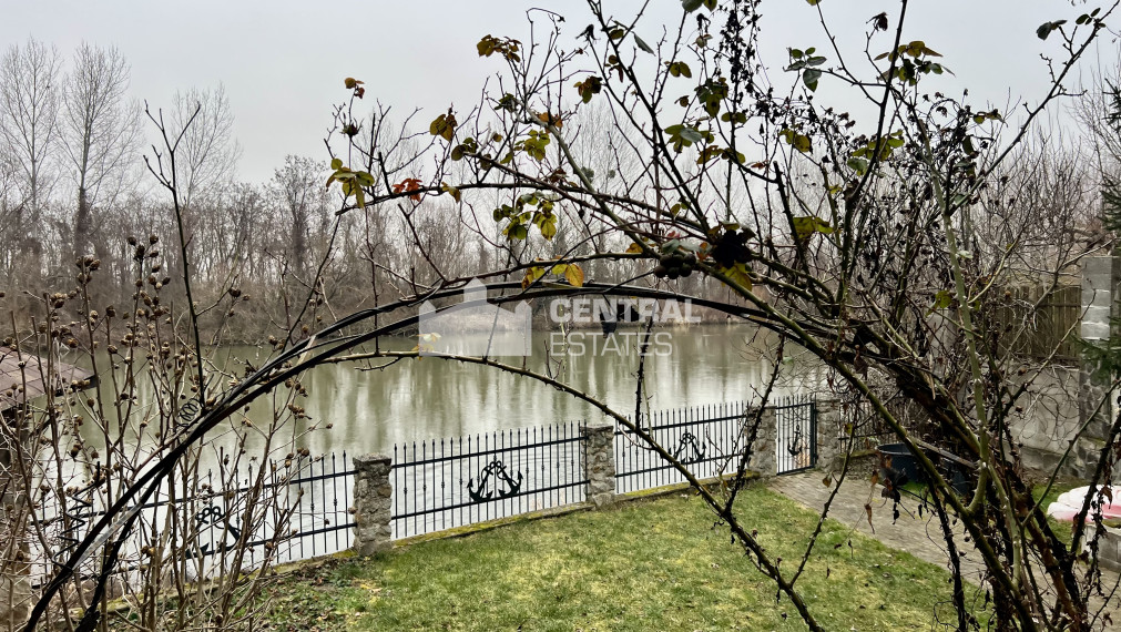 5- izbový rodinný dom s rozľahlým pozemkom pri vode na predaj v Tomášove