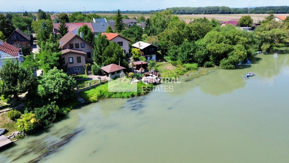 5- izbový rodinný dom s rozľahlým pozemkom pri vode na predaj v Tomášove