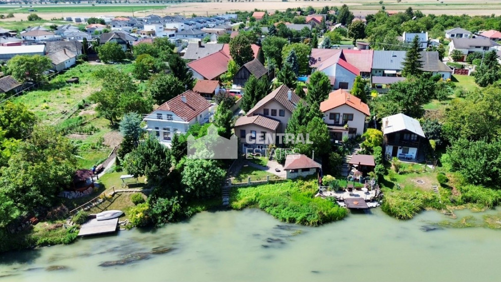 5- izbový rodinný dom s rozľahlým pozemkom pri vode na predaj v Tomášove