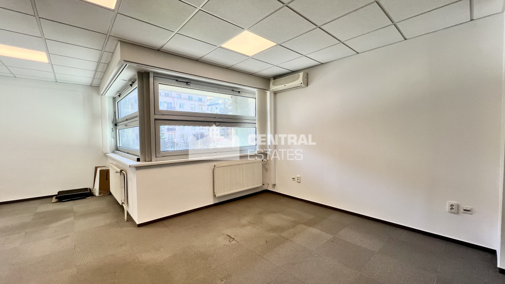 Administrative premises in the center with its own entrance and parking