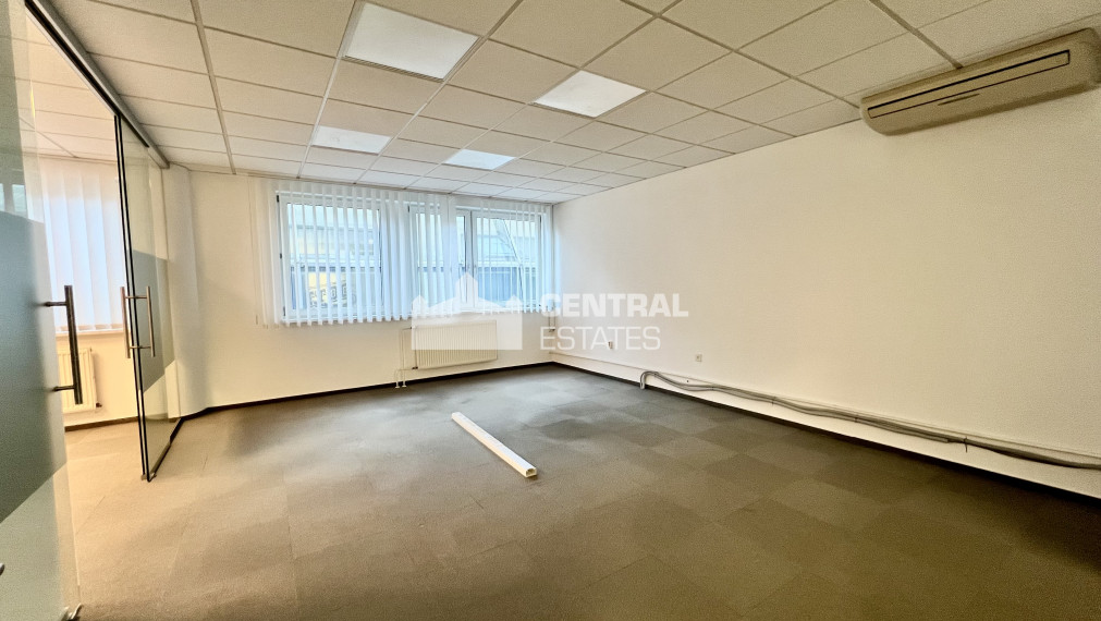 Administrative premises in the center with its own entrance and parking