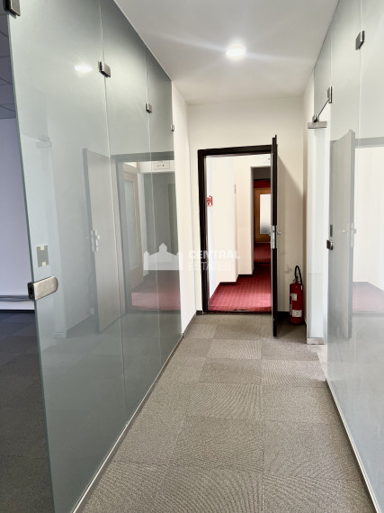 Administrative premises in the center with its own entrance and parking