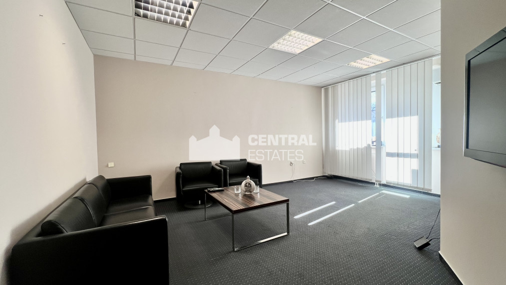 Administrative premises in the center with private entrance, terrace and parking