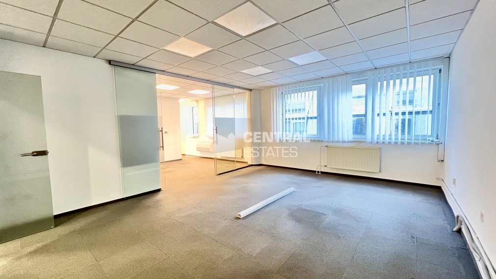 Administrative premises in the center with private entrance, terrace and parking