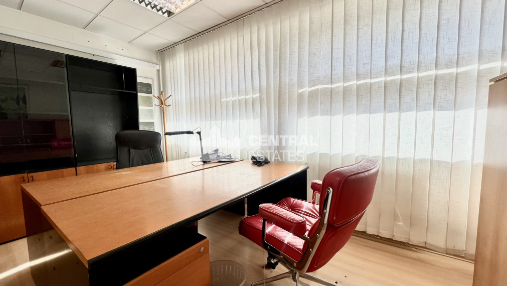 Administrative premises in the center with private entrance, terrace and parking