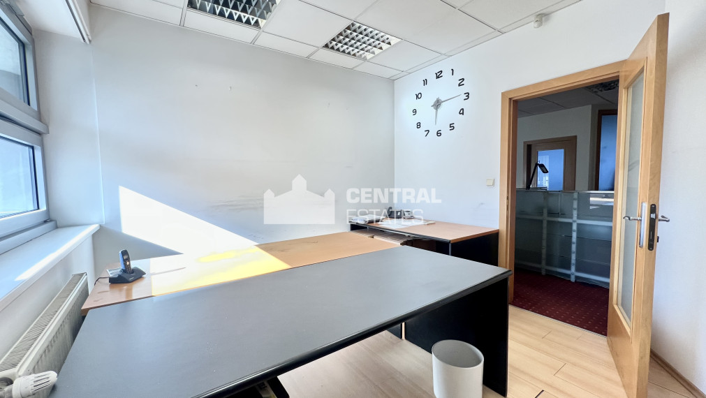 Administrative premises in the center with private entrance, terrace and parking