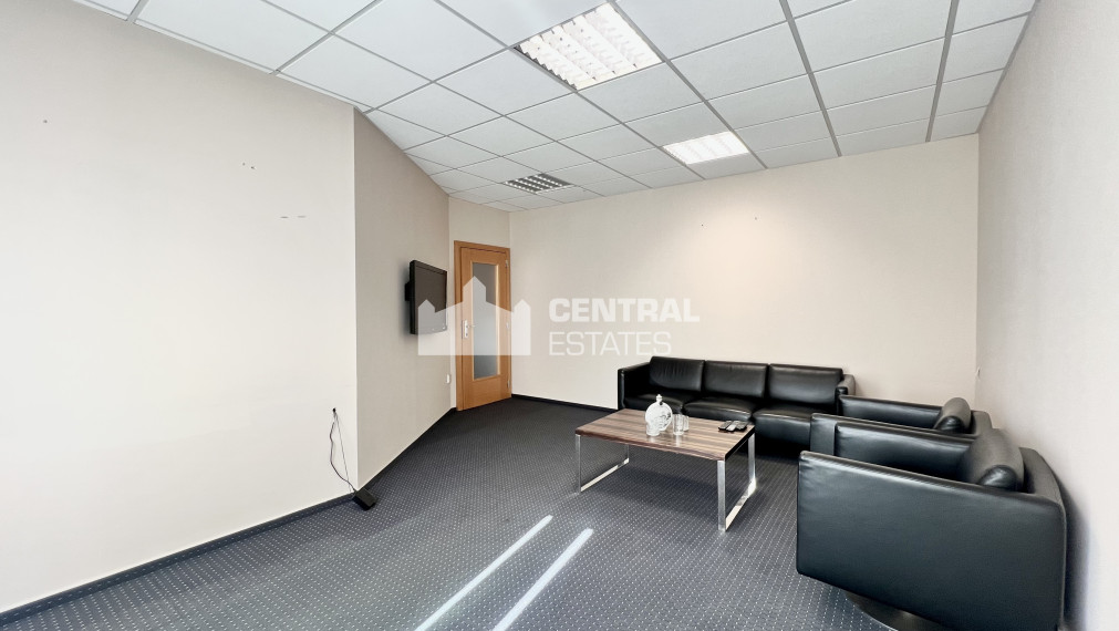 Administrative premises in the center with private entrance, terrace and parking