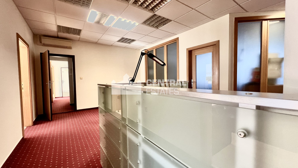 Administrative premises in the center with private entrance, terrace and parking