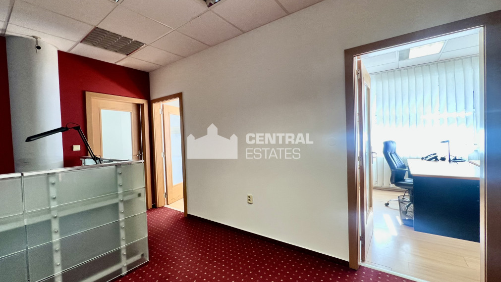 Administrative premises in the center with private entrance, terrace and parking