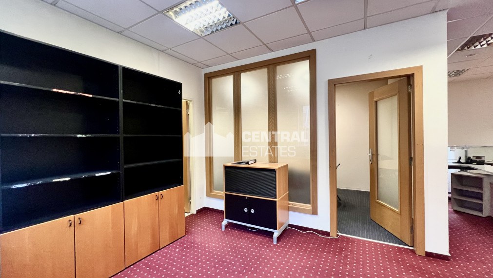 Administrative premises in the center with private entrance, terrace and parking