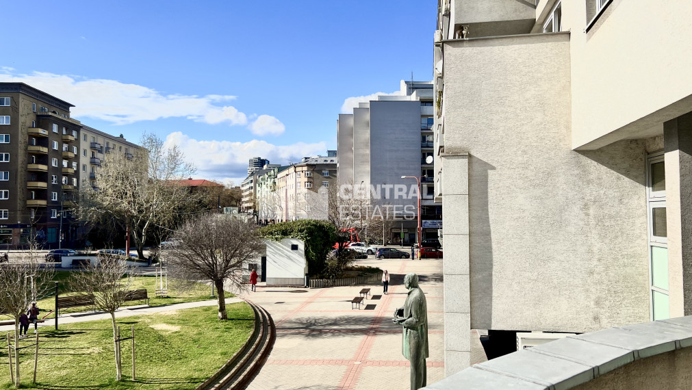 Administrative premises in the center with private entrance, terrace and parking