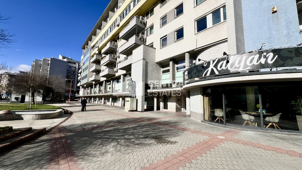 Administrative premises in the center with private entrance, terrace and parking