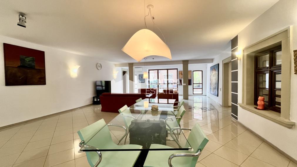 Rozľahlý tichý 4-izbový byt so záhradnou terasou na prenájom v Starom meste