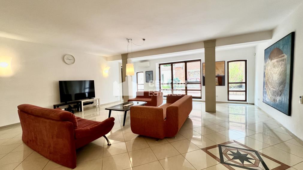 Rozľahlý tichý 4-izbový byt so záhradnou terasou na prenájom v Starom meste