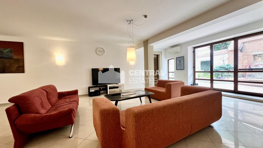 Rozľahlý tichý 4-izbový byt so záhradnou terasou na prenájom v Starom meste