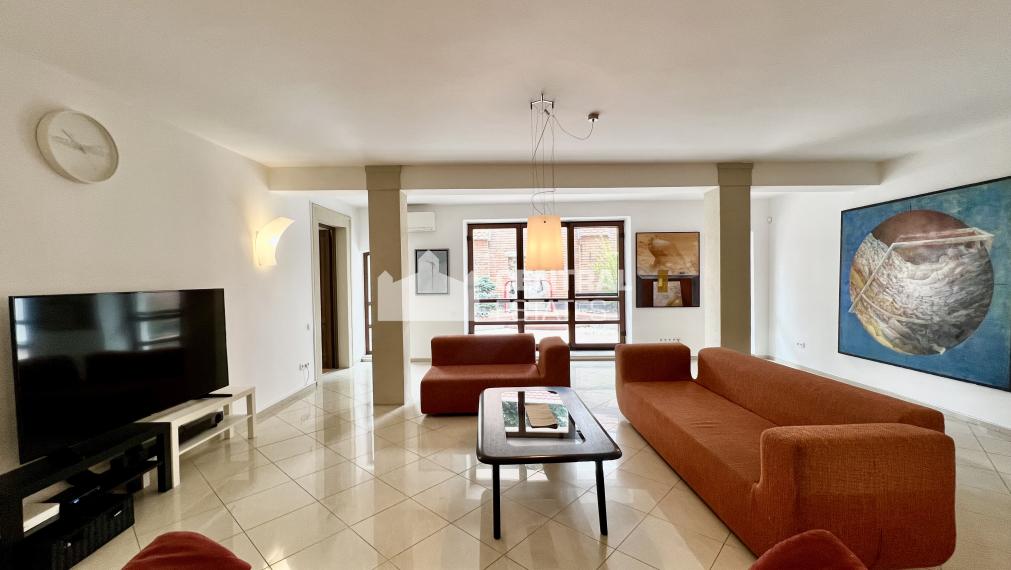 Rozľahlý tichý 4-izbový byt so záhradnou terasou na prenájom v Starom meste