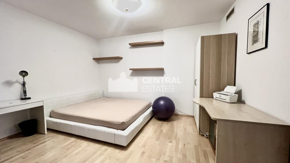 Rozľahlý tichý 4-izbový byt so záhradnou terasou na prenájom v Starom meste