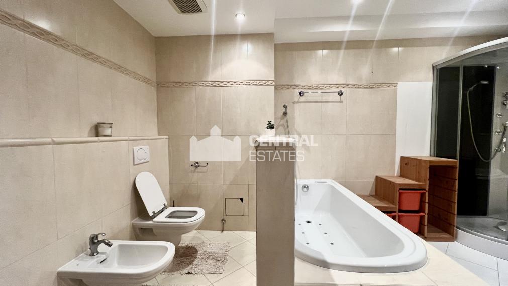 Rozľahlý tichý 4-izbový byt so záhradnou terasou na prenájom v Starom meste