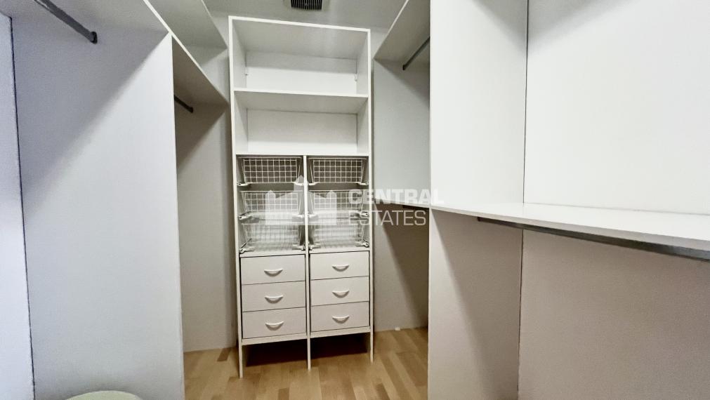 Rozľahlý tichý 4-izbový byt so záhradnou terasou na prenájom v Starom meste