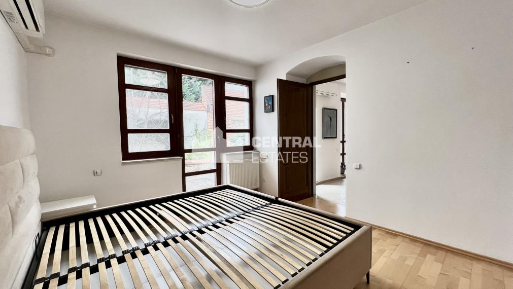 Rozľahlý tichý 4-izbový byt so záhradnou terasou na prenájom v Starom meste