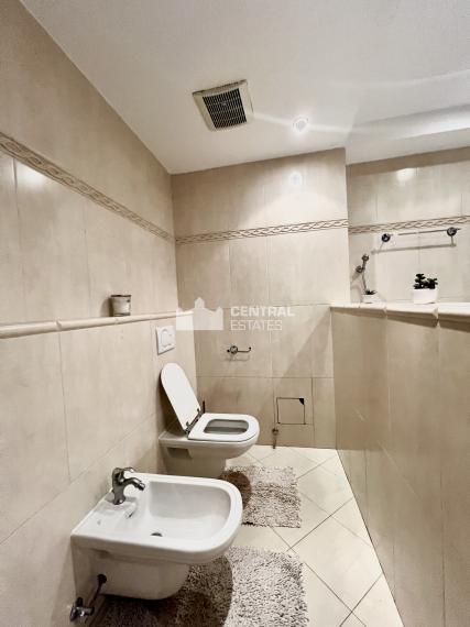 Rozľahlý tichý 4-izbový byt so záhradnou terasou na prenájom v Starom meste