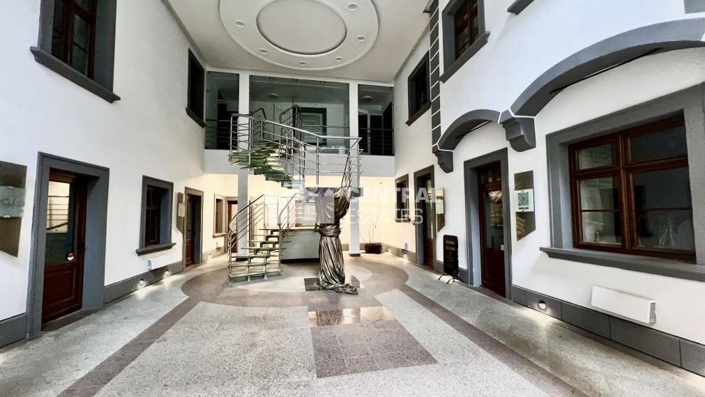 Rozľahlý tichý 4-izbový byt so záhradnou terasou na prenájom v Starom meste