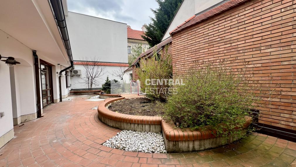 Rozľahlý tichý 4-izbový byt so záhradnou terasou na prenájom v Starom meste