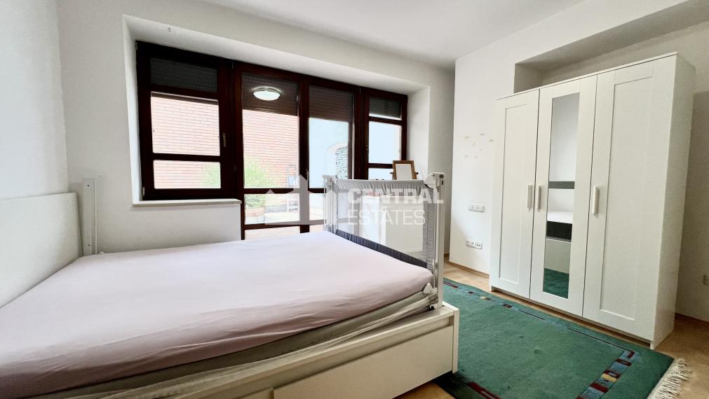 Rozľahlý tichý 4-izbový byt so záhradnou terasou na prenájom v Starom meste