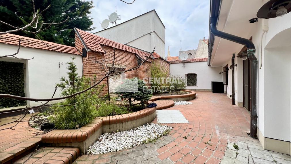 Rozľahlý tichý 4-izbový byt so záhradnou terasou na prenájom v Starom meste