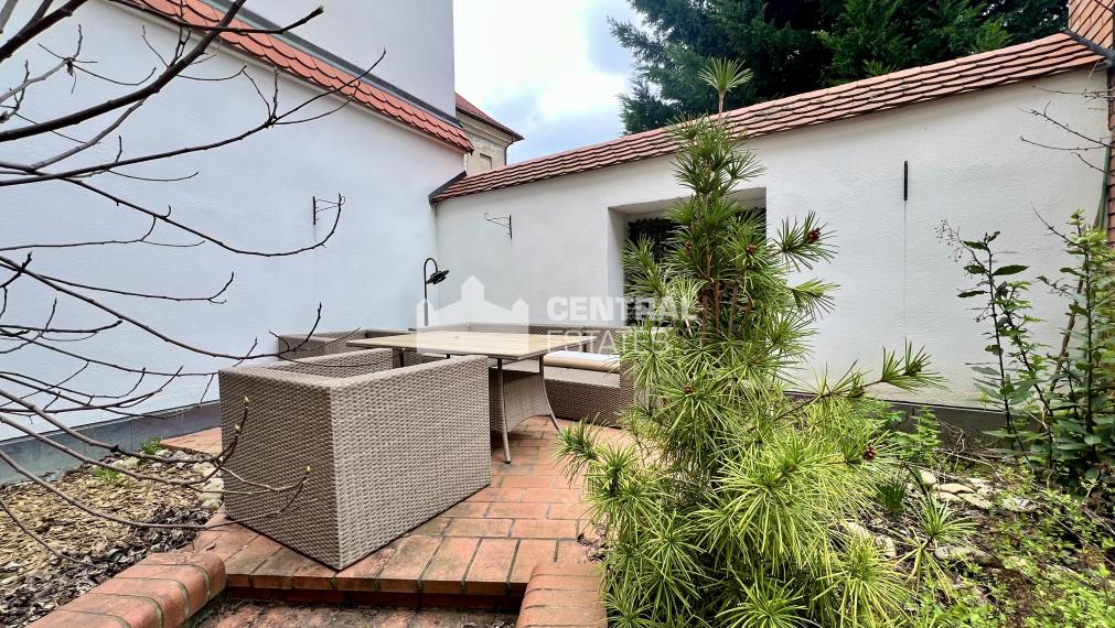 Rozľahlý tichý 4-izbový byt so záhradnou terasou na prenájom v Starom meste