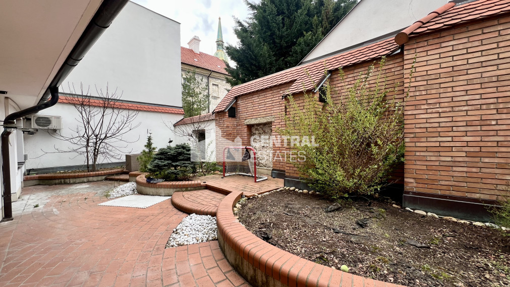 Rozľahlý tichý 4-izbový byt so záhradnou terasou na prenájom v Starom meste