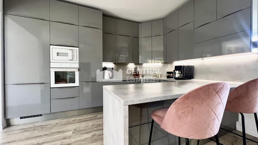 Dvojpodlažný 6- izbový rodinný dom so záhradou na predaj v Rajke