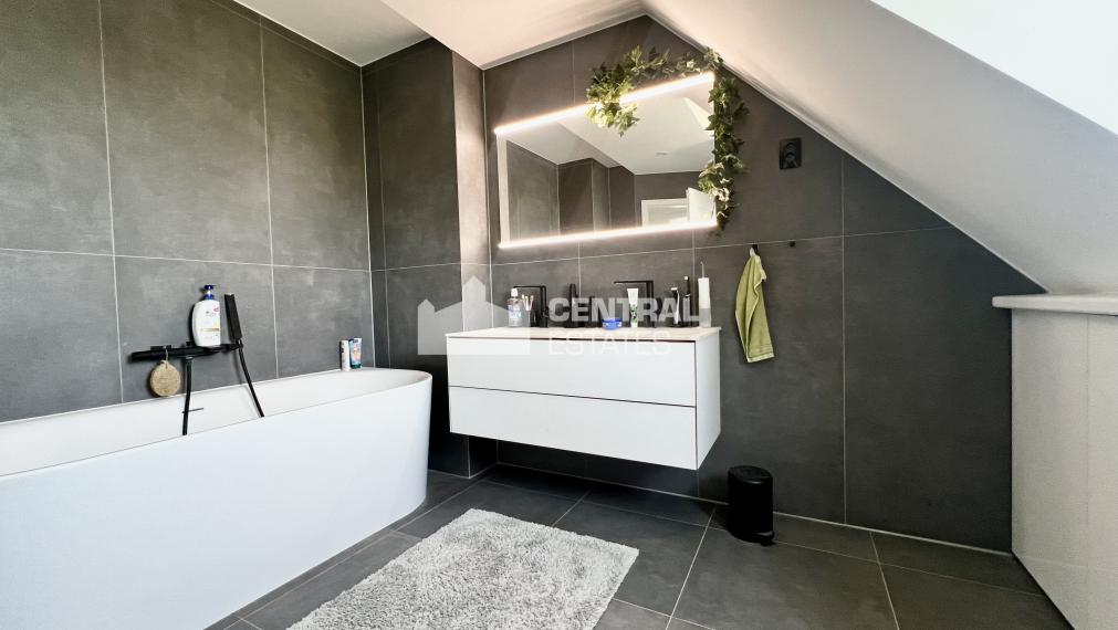 Dvojpodlažný 6- izbový rodinný dom so záhradou na predaj v Rajke