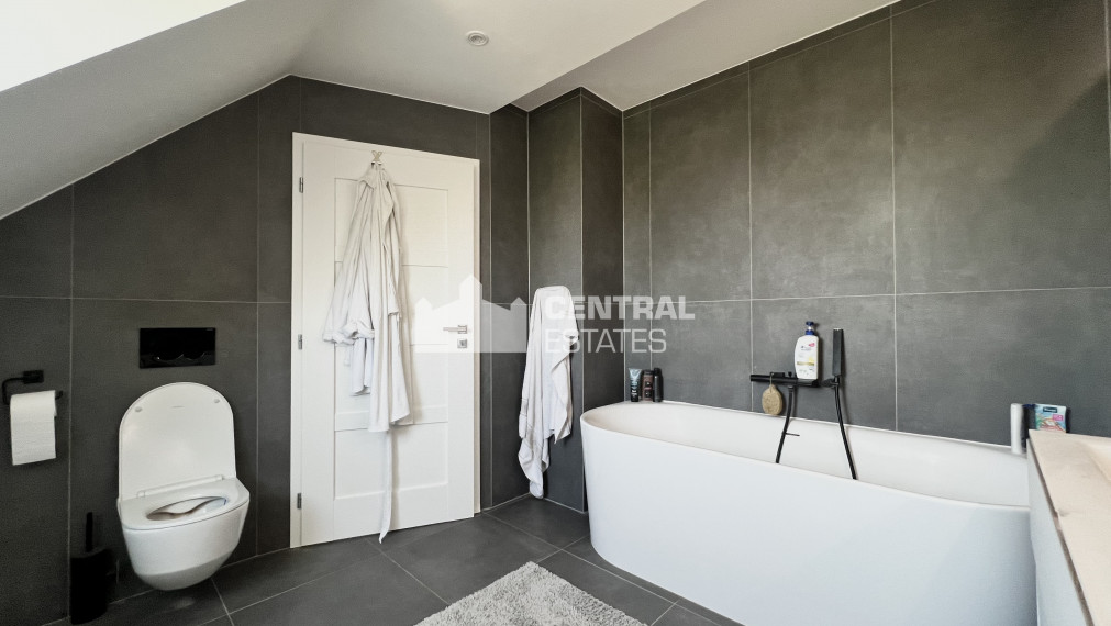 Dvojpodlažný 6- izbový rodinný dom so záhradou na predaj v Rajke