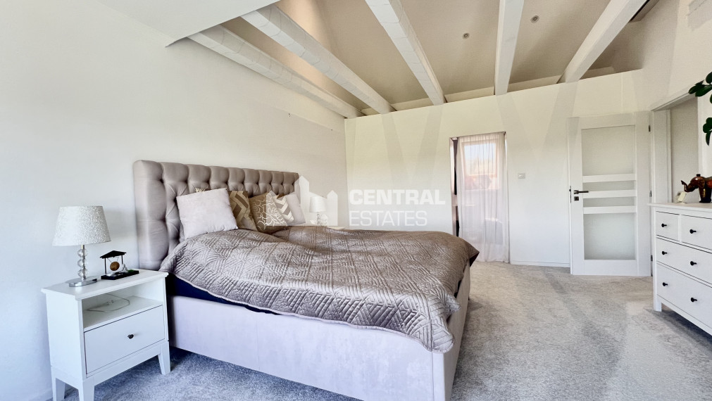 Dvojpodlažný 6- izbový rodinný dom so záhradou na predaj v Rajke