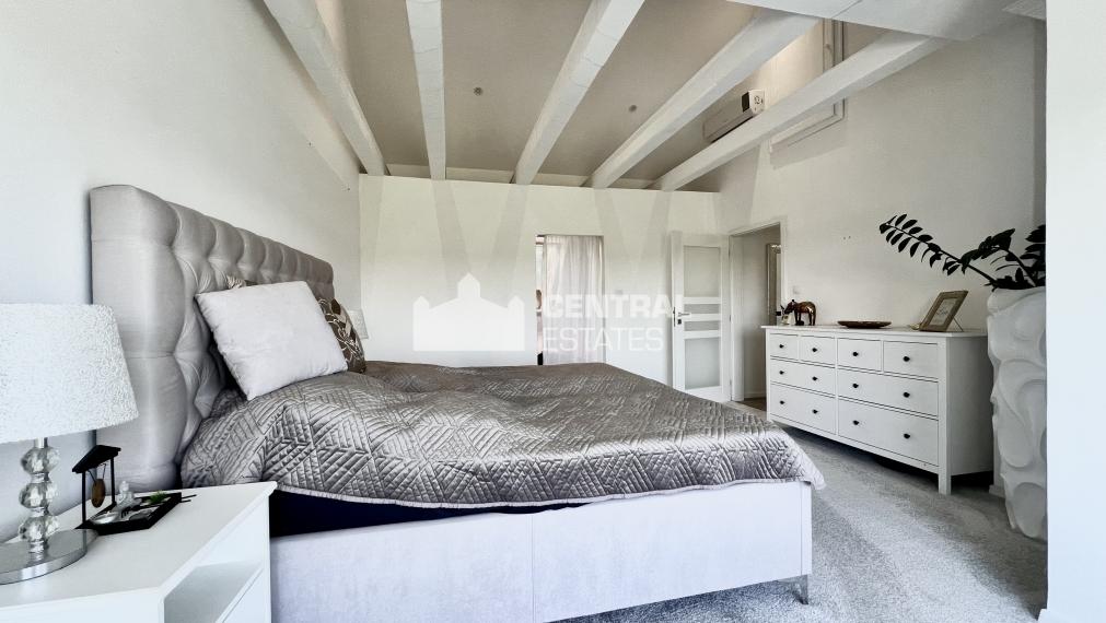 Dvojpodlažný 6- izbový rodinný dom so záhradou na predaj v Rajke