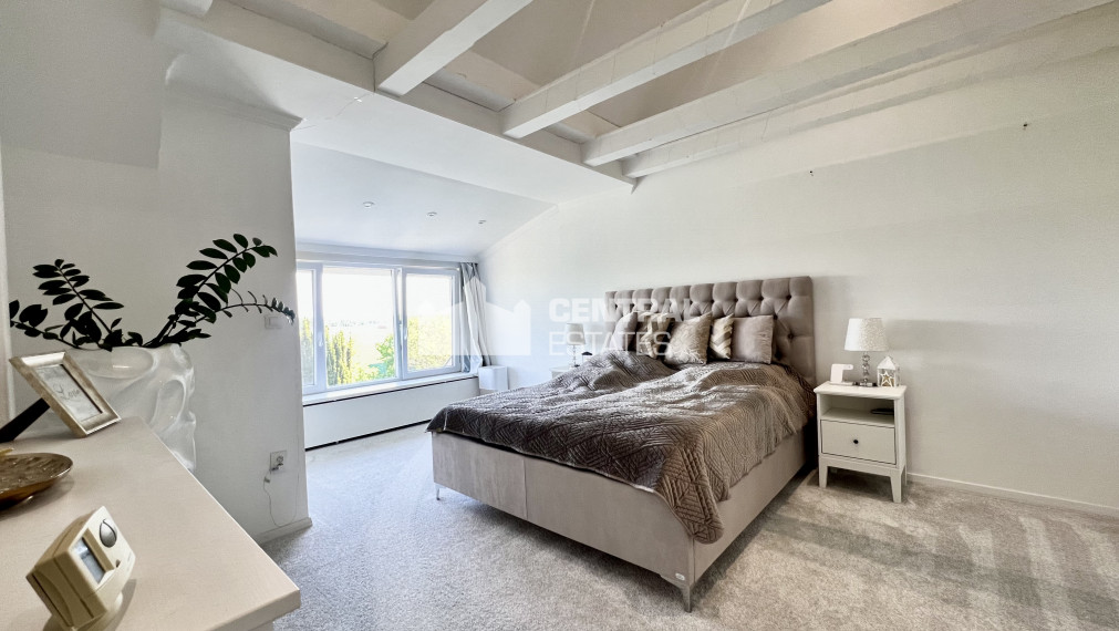 Dvojpodlažný 6- izbový rodinný dom so záhradou na predaj v Rajke