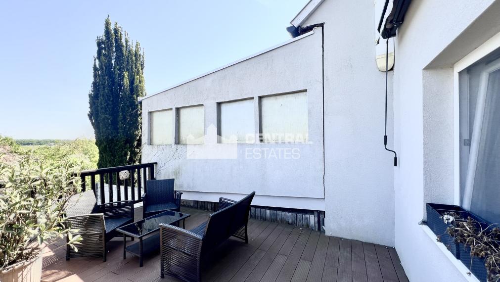 Dvojpodlažný 6- izbový rodinný dom so záhradou na predaj v Rajke