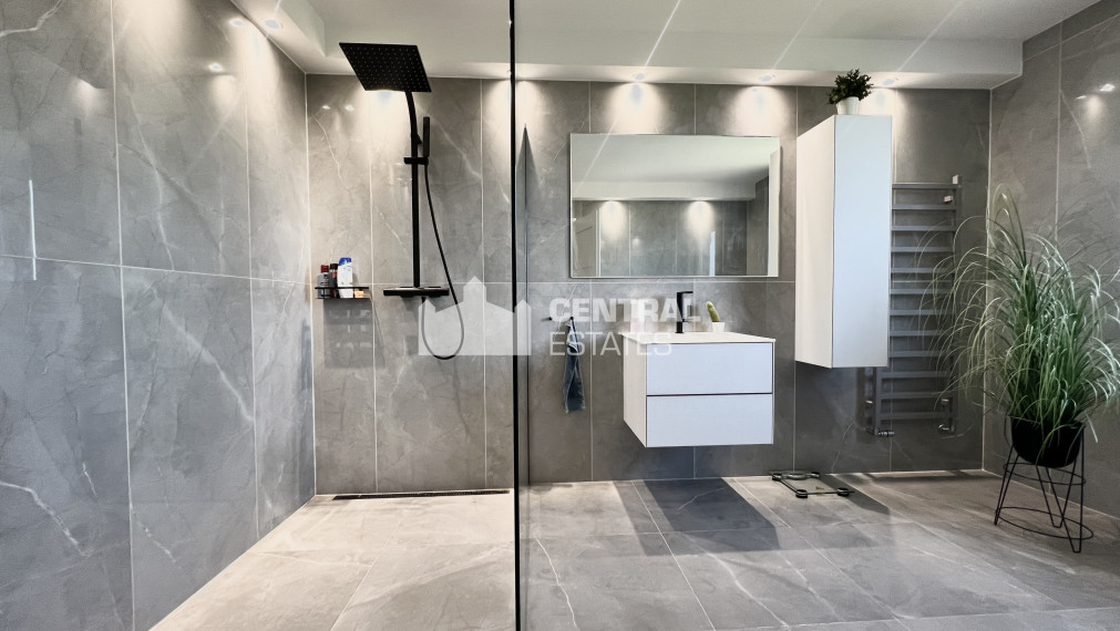 Dvojpodlažný 6- izbový rodinný dom so záhradou na predaj v Rajke